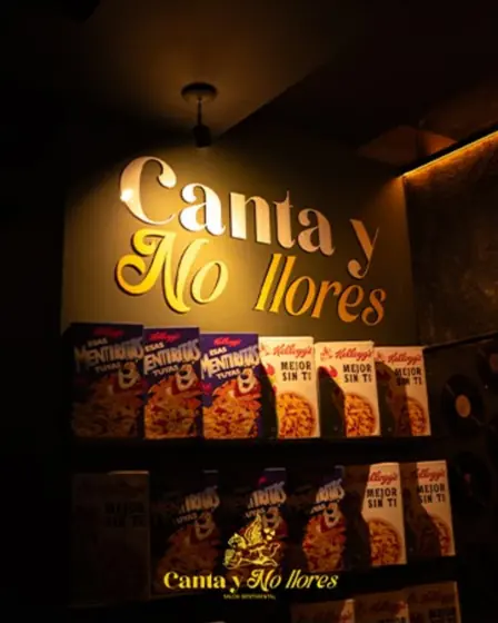 Barra con letrero de Canta y no llores