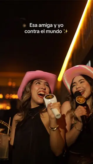 Clientas brindando en Canta y no llores
