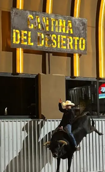 Letrero de Cantina del Desierto sobre la entrada
