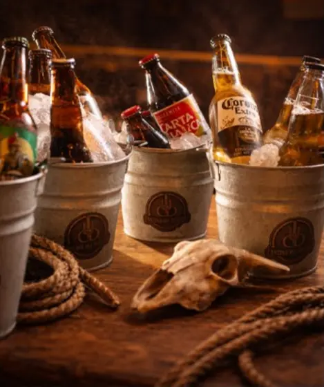 Cubetas de cerveza con decoración vaquera