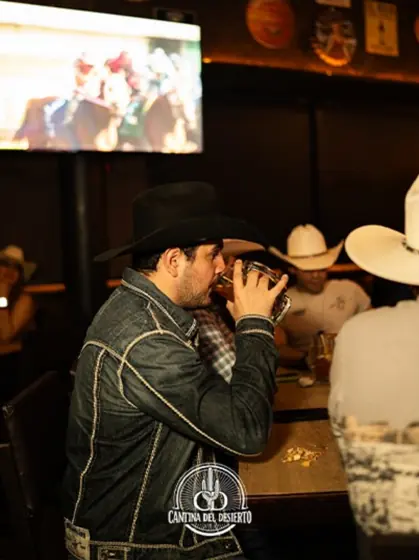 Cliente con sombrero en la barra de Cantina del Desierto
