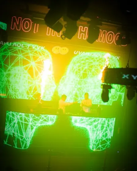 Escenario iluminado con el logo de Not in the Mood